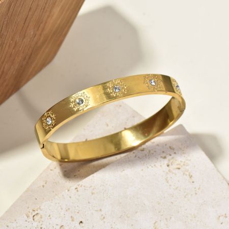 Inline Stones in Sunflower-Shaped Engravings