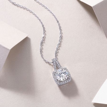 Round-Cut Moissanite Gemstone
